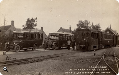 Eerste autobussen naast reserverlocomotief nr 5 in 1926