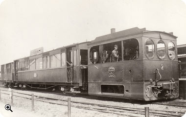 Locomotief nr. 2 met wagons bij station Vlissingen