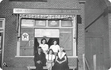 Familie Joziasse voor hun winkel aan de vroegere Vlissingsestraat.