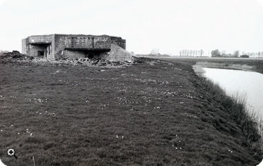 Geschutsbunker type 631 aan de tankgracht bij het Kareveld te Koudekerke