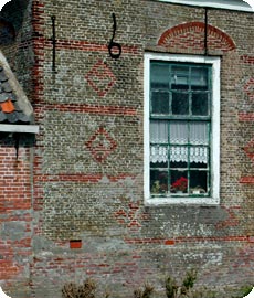 gevelfragment met toogjes in het metselwerk van hofstede Buytenhof aan de Dishoekseweg te Koudekerke
