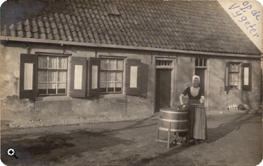 Elizabeth Janse met  karnton voor woonhuis boerderij de vijgeter voor 1929