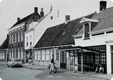 voormalige smederij, nu eetcafé De Oude Smidse op het Dorpsplein Koudekerke in 1969