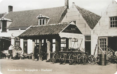 Smederij van Klaas de Kam op het Dorpsplein te Koudekerke in 1950
