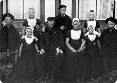 Familieportret bij Klein Lammerenburg te Koudekerke