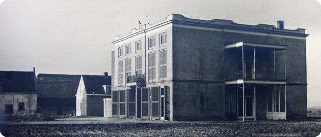 foto buitenplaats Moesbosch aan de Vlissingsestraat te Koudekerke na de inundatie in 1944