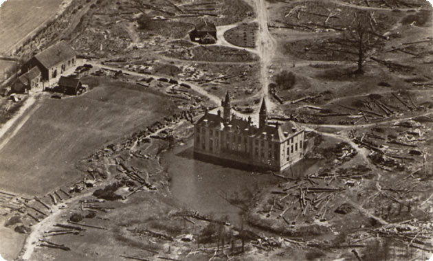 Foto van kasteel ter Hooge na de inundatie van 1944 voordat met de herplant is begonnen