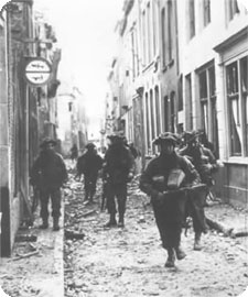 militairen in de Bakkerstraat te Vlissingen
