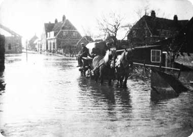 Middelburgsestraat met op de achtergrond een gecamoufleerde waterbunker te Koudekerke